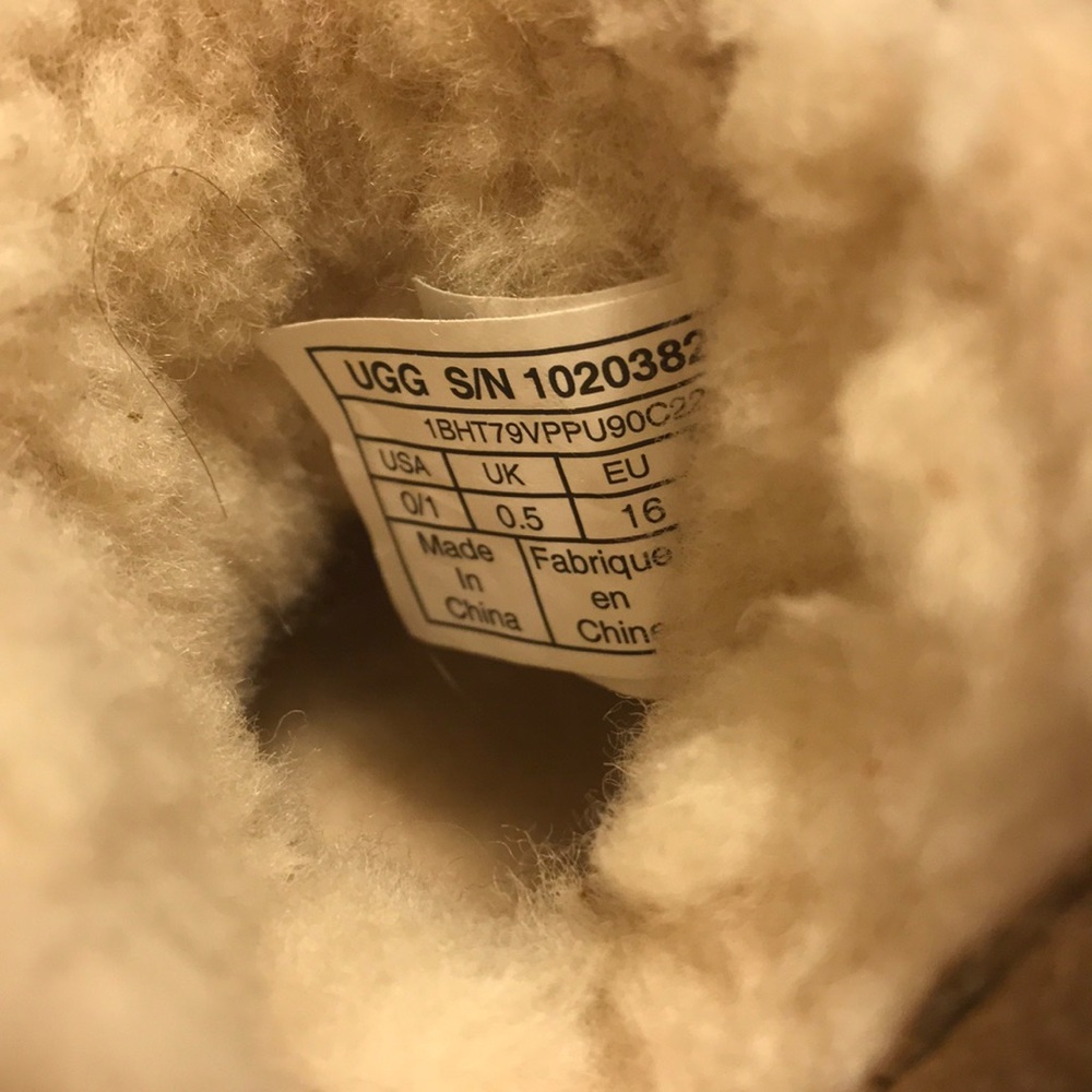 Ugg - Picture 4 of 4
